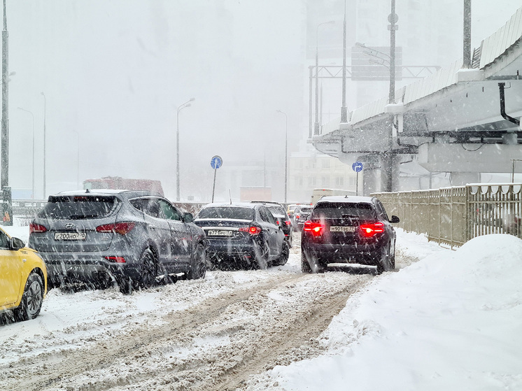На Москву обрушилась &laquo;черная&raquo; метель: горожане выкладывают видео последствий - МК