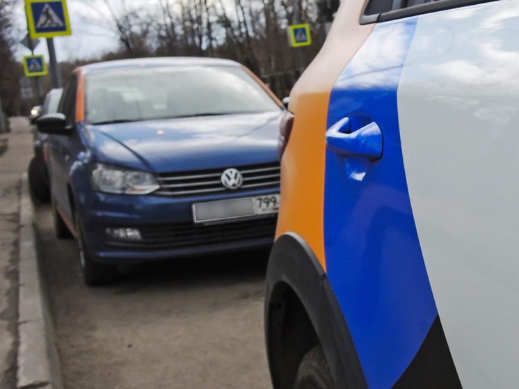 Арендным авто могут дать приоритет при парковке во дворах - МК