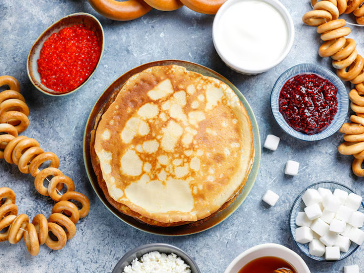 В Москве отметили Масленицу тысячерублевыми блинами с крабами и угрем - МК В Москве отметили Масленицу тысячерублевыми блинами с крабами и угрем - МК