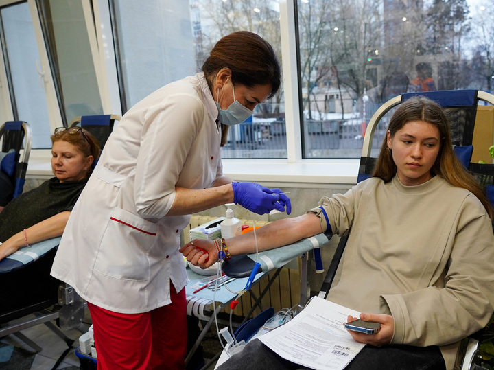 В единстве &mdash; сила: москвичи помогают пострадавшим в &laquo;Крокусе&raquo; - МК