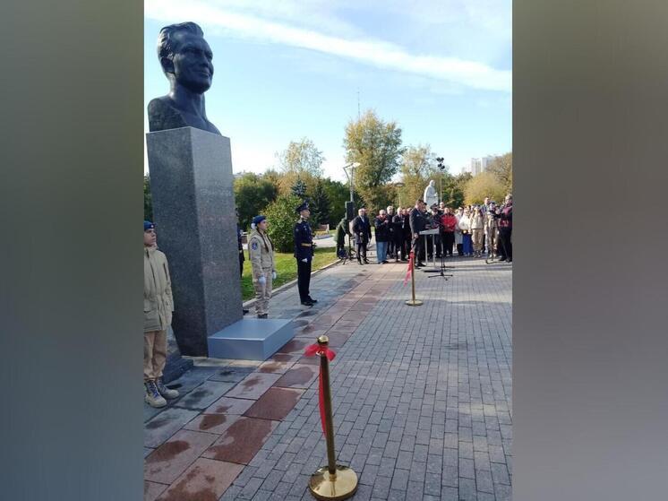 На Аллее Космонавтов открыли памятник Герману Титову - МК