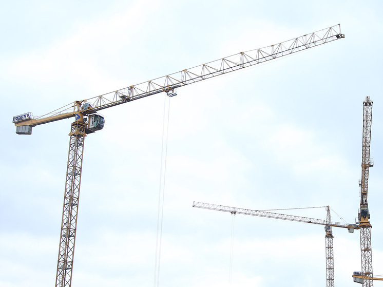 В Марьино рабочий забрался на башенный кран с протестом - МК