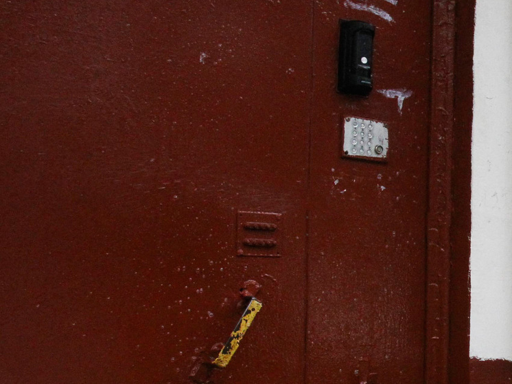 Подростка ударило током от железной двери: энергия прошла через ключ - МК