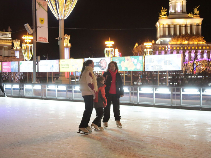 Крупнейший в столице каток расположился вокруг фонтанов &laquo;Дружба народов&raquo; и &laquo;Каменный цветок&raquo; - МК