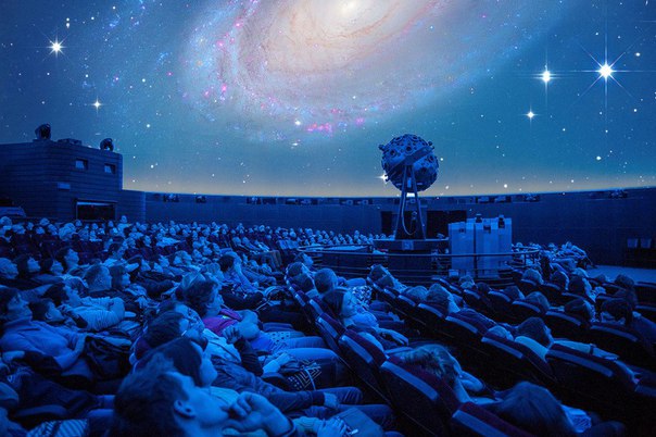 Гости Московского планетария увидят звездопад из потока Лириды. Гости Московского планетария увидят звездопад из потока Лириды.