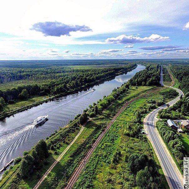 Шикарный вид на канал имени Москвы где-то в Подмосковье Шикарный вид на канал имени Москвы где-то в Подмосковье
