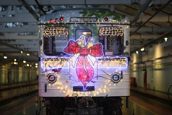 По Кольцевой линии пустили новогодний поезд. По Кольцевой линии пустили новогодний поезд.