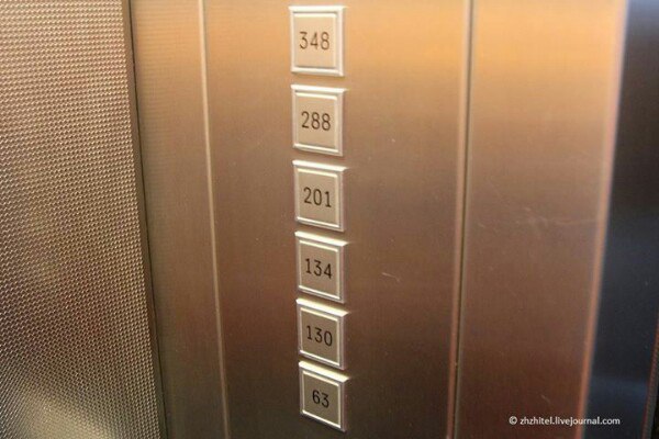 Это лифт Останкинской телебашни, а цифры на кнопках - отметки высоты Это лифт Останкинской телебашни, а цифры на кнопках - отметки высоты
