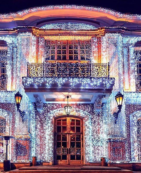 Взрослые иногда нуждаются в сказке даже больше, чем дети. Взрослые иногда нуждаются в сказке даже больше, чем дети.