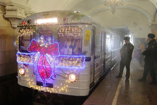 По Кольцевой линии пустили новогодний поезд. По Кольцевой линии пустили новогодний поезд.