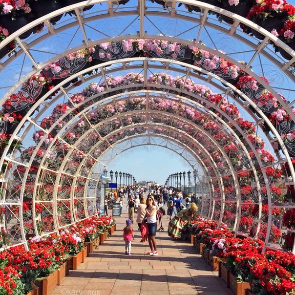 Арка у Патриаршего моста Арка у Патриаршего моста