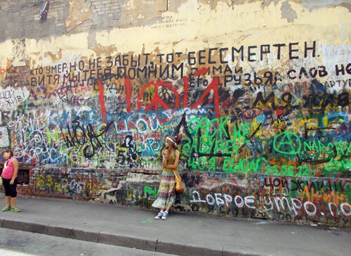История возникновения стены Виктора Цоя в Москве на Арбате. Традиции. Цой жив! История возникновения стены Виктора Цоя в Москве на Арбате. Традиции. Цой жив!