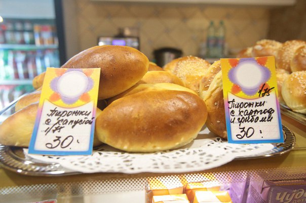 На «Арбатской» снова открылся легендарный буфет, работавший с советских времён! Теперь опять можно перехватить пирожок за 30 рублей или полноценно пообедать за пару сотен. На «Арбатской» снова открылся легендарный буфет, работавший с советских времён! Теперь опять можно перехватить пирожок за 30 рублей или полноценно пообедать за пару сотен.