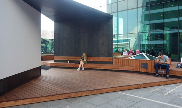 В «Москва-Сити» появился кинотеатр-лекторий с лавочками для зарядки гаджетов В «Москва-Сити» появился кинотеатр-лекторий с лавочками для зарядки гаджетов