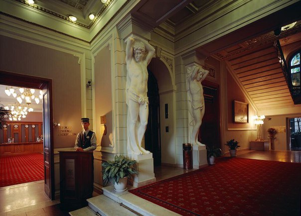 Гостиница «Националь» на Тверской улице – одна из старейших действующих гостиниц Москвы. Гостиница «Националь» на Тверской улице – одна из старейших действующих гостиниц Москвы.