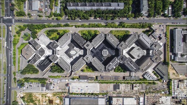 Институт биоорганической химии РАН на улице Миклухо-Маклая — единственное в мире здание, построенное в форме двойной спирали ДНК. Необычная форма видна только с воздуха Институт биоорганической химии РАН на улице Миклухо-Маклая — единственное в мире здание, построенное в форме двойной спирали ДНК. Необычная форма видна только с воздуха