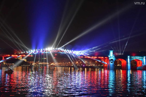 Гости фестиваля "Круг света" увидят танцующие фейерверки Гости фестиваля "Круг света" увидят танцующие фейерверки