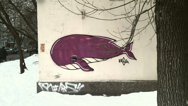 Вот такой грустный милый кит притаился на углу дома по Октябрьской улице Вот такой грустный милый кит притаился на углу дома по Октябрьской улице