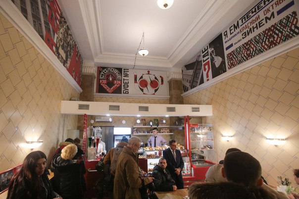 На «Арбатской» снова открылся легендарный буфет, работавший с советских времён! Теперь опять можно перехватить пирожок за 30 рублей или полноценно пообедать за пару сотен. На «Арбатской» снова открылся легендарный буфет, работавший с советских времён! Теперь опять можно перехватить пирожок за 30 рублей или полноценно пообедать за пару сотен.