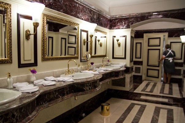 Туалет-музей в ГУМе Туалет-музей в ГУМе