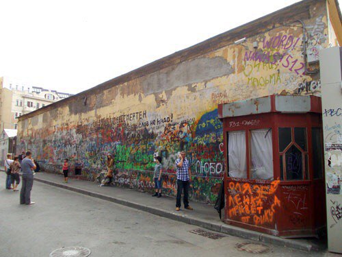 История возникновения стены Виктора Цоя в Москве на Арбате. Традиции. Цой жив! История возникновения стены Виктора Цоя в Москве на Арбате. Традиции. Цой жив!