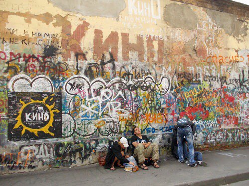 История возникновения стены Виктора Цоя в Москве на Арбате. Традиции. Цой жив! История возникновения стены Виктора Цоя в Москве на Арбате. Традиции. Цой жив!
