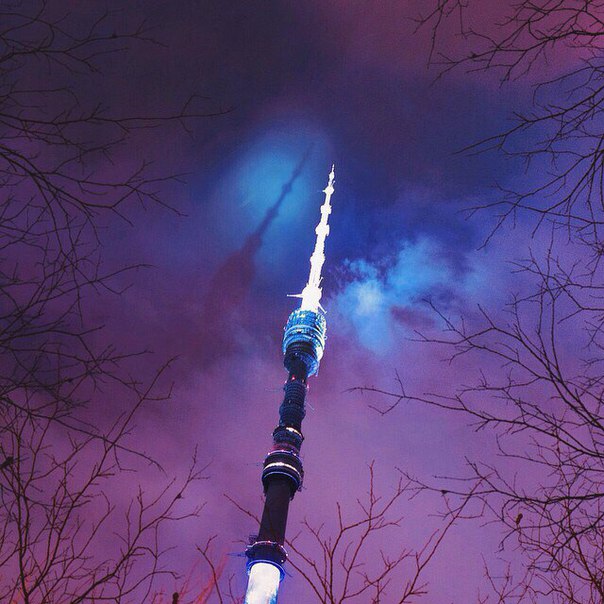 Потрясающий редкий кадр: тень от Останкинской телебашни в ночном небе Потрясающий редкий кадр: тень от Останкинской телебашни в ночном небе