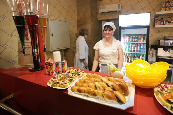 На «Арбатской» снова открылся легендарный буфет, работавший с советских времён! Теперь опять можно перехватить пирожок за 30 рублей или полноценно пообедать за пару сотен. На «Арбатской» снова открылся легендарный буфет, работавший с советских времён! Теперь опять можно перехватить пирожок за 30 рублей или полноценно пообедать за пару сотен.