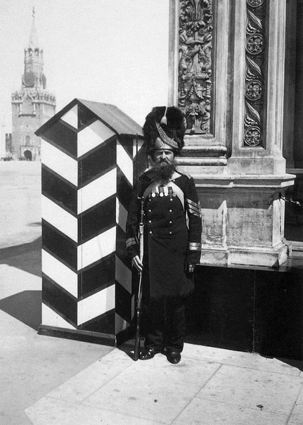 Часовой у памятника Александру II на Кремлёвском холме. До наших дней памятник не сохранился Часовой у памятника Александру II на Кремлёвском холме. До наших дней памятник не сохранился