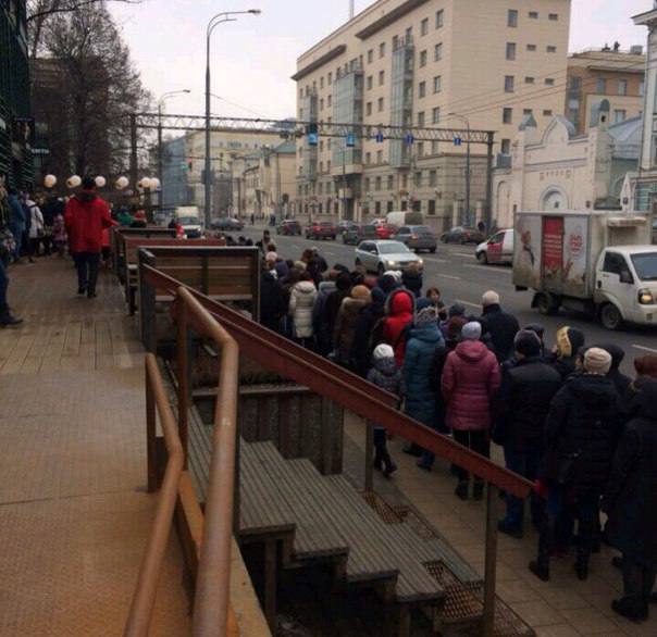 Народ штурмует Аптекарский огород. Народ штурмует Аптекарский огород.