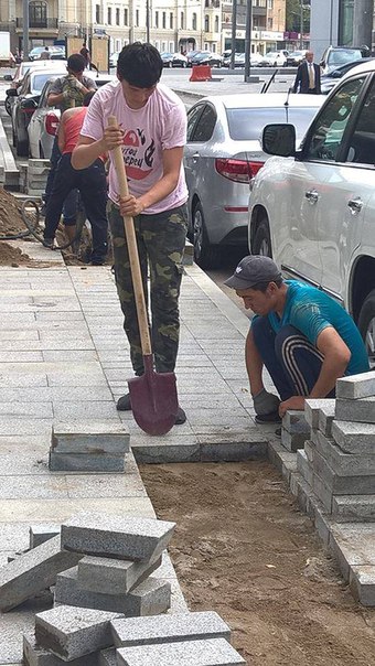 Типичная картина последних лет: рабочие старательно снимают плитку, уложенную год назад Типичная картина последних лет: рабочие старательно снимают плитку, уложенную год назад