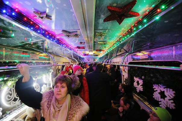 По Кольцевой линии пустили новогодний поезд. По Кольцевой линии пустили новогодний поезд.