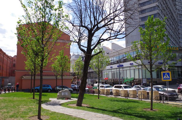 На Новом Арбате возле дома № 7 есть сквер, названный в честь Николая Киселева, героя Великой Отечественной войны На Новом Арбате возле дома № 7 есть сквер, названный в честь Николая Киселева, героя Великой Отечественной войны