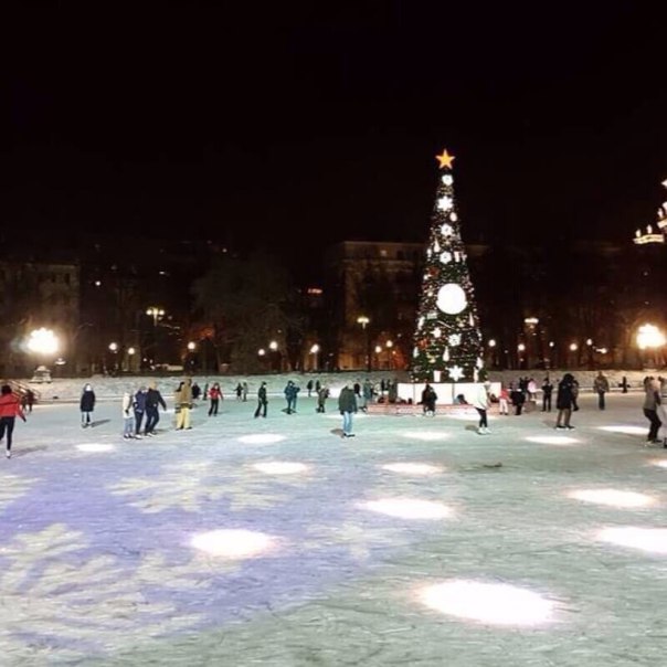 Каток на патриарших открыт Каток на патриарших открыт