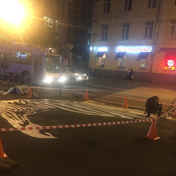 Рядом с Московским зоопарком сделали пешеходную зебру через Большую Грузинскую в виде рисунка настоящей зебры Рядом с Московским зоопарком сделали пешеходную зебру через Большую Грузинскую в виде рисунка настоящей зебры